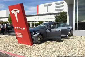 Un Tesla Model S estrellado al salir del concesionario