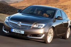 Reino Unido - Junio 2014: El Vauxhall Insignia sorprende en el Top 10