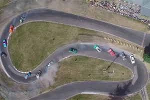 12 coches haciendo drift en tándem (vídeo)