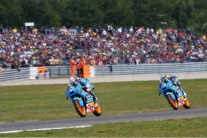 Rins gana en Misano en un final apretadísimo con Márquez