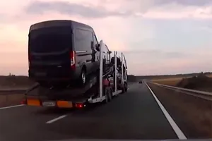 Un camionero, con el remolque cargado de coches, intenta escapar de la Policía (vídeo)
