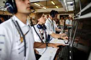 Claire Williams cree que se deberían plantear cerrar los coches con cúpulas