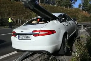 El guardarraíl atraviesa un Jaguar XF en Vizcaya