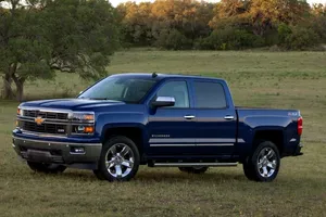 Estados Unidos - Septiembre 2014: El Chevrolet Silverado pesca en río revuelto