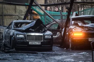 12 vehículos de lujo fallecen en un incendio en Moscú (+vídeo)