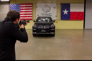 Este Mercedes GL blindado se pone a prueba con un rifle de asalto