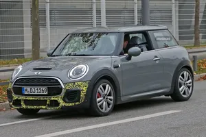 MINI John Cooper Works 2015, cazado con el diseño casi definitivo