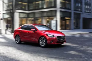 Primeras imágenes oficiales del Mazda 2 sedán que no veremos por aqui