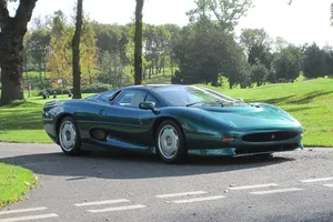 Sale a subasta un Jaguar XJ220 de la realeza de Brunéi