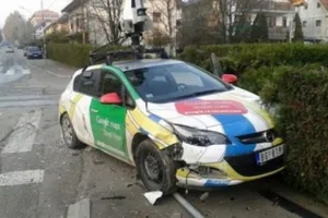 Un coche de Google se estrella en las calles de Serbia