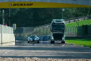 Ya tenemos los resultados, Volvo Trucks vs Koenigsegg One:1