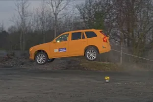 Impresionante test de seguridad de un Volvo XC90 cayendo a una zanja a 80 km/h