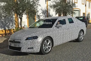 Primeras imágenes captadas del Skoda Superb 2015