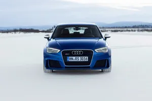 Audi RS3 Sportback, 367 CV patinando sobre la nieve