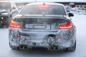  BMW M2 prácticamente al descubierto en la nieve