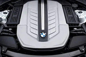 BMW Serie 7 2016, tan equipado que tendrá cuero hasta en el motor