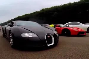 Un Bugatti Veyron frente al Ferrari LaFerrari en una drag race de cuarto de milla