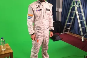 Fernando Alonso luce de blanco impoluto su nuevo mono de McLaren