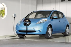 Nissan Leaf y Mitsubishi Outlander PHEV reinan entre los coches eléctricos e híbridos plug-in
