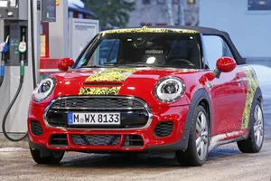 El MINI John Cooper Works Cabrio se pasea casi desnudo