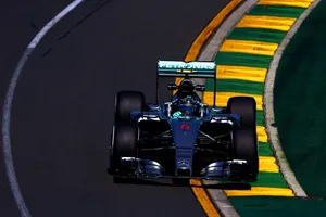 Rosberg y Hamilton marcan la pauta en los primeros libres