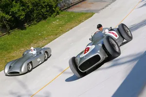 Hamilton y Moss, con el Mercedes W196 en Monza