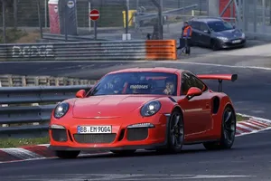 Mark Webber fotografiado a los mandos del Porsche 911 GT3 RS