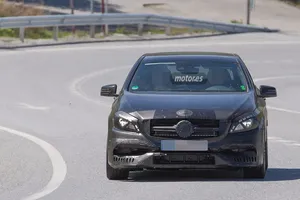 El Mercedes A45 AMG 2016 descubierto una vez más durante sus pruebas