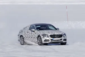 El Mercedes Clase C Coupé 2016 prueba la tracción 4MATIC