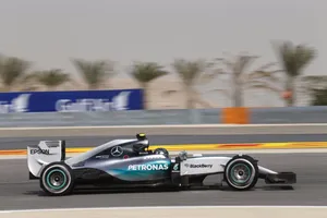 Mercedes vuelve por sus fueros: Rosberg y Hamilton, al frente de la FP2