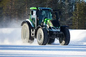 Así se bate el récord de velocidad para tractores... !en la nieve!