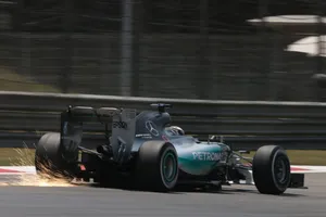 Hamilton mantiene su idilio con Shanghái y se lleva la pole