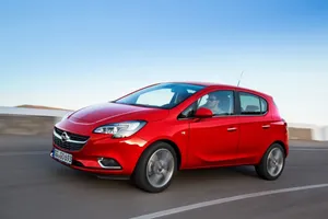 Holanda - Marzo 2015: El Opel Corsa pesca en río revuelto