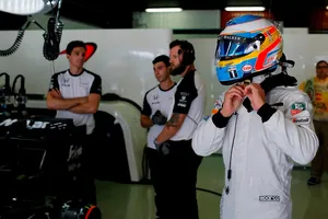 El colmo de la mala suerte para Alonso: abandonó por la visera de otro piloto