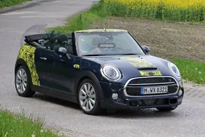 MINI Cooper S Cabrio 2015, paseándose con el cielo por montera