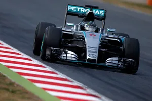 Rosberg y Hamilton dominan los primeros libres de Montmeló