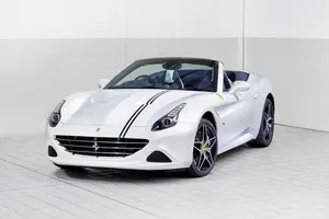 Blanco y azul para este Ferrari California T único, personalizado por "Tailor Made"