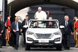Un Hyundai Santa Fe descapotable es el nuevo Papamóvil 