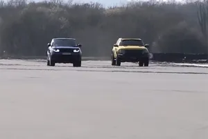 Range Rover Sport SVR vs Hennessey VelociRaptor, 1.100 CV sobre el asfalto