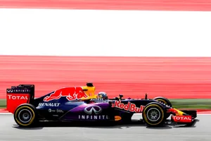 Red Bull vuelve a naufragar en su circuito