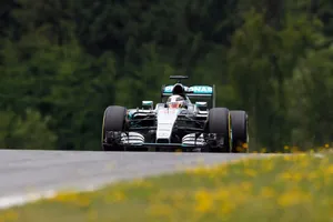 Hamilton se lleva la pole con sendos errores de los Mercedes