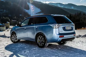 Noruega - Mayo 2015: La versión PHEV impulsa la demanda del Mitsubishi Outlander