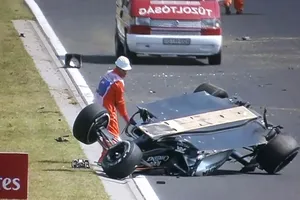 Accidente de Pérez en los primeros libres, dominados por Hamilton