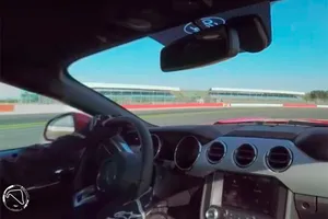 Vive una vuelta a Silverstone con el nuevo Ford Mustang y desde varios ángulos