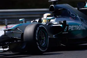 Hamilton y Rosberg muestran su poderío en los terceros libres