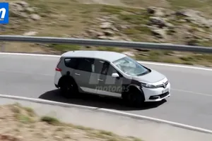Renault Scénic 2016, cazado en movimiento