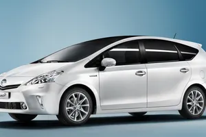 Toyota llama a revisión al Prius+ y Auris Hybrid para reprogramarlos