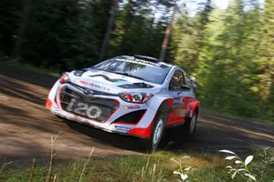 Velocidad y diecisiete World Rally Cars en Finlandia