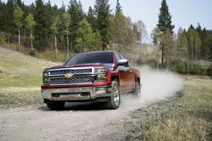 Estados Unidos - Junio 2015: Ford F-Series flojea con el Chevrolet Silverado al acecho