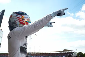 Hamilton brilla en Silverstone y Alonso suma su primer punto del año